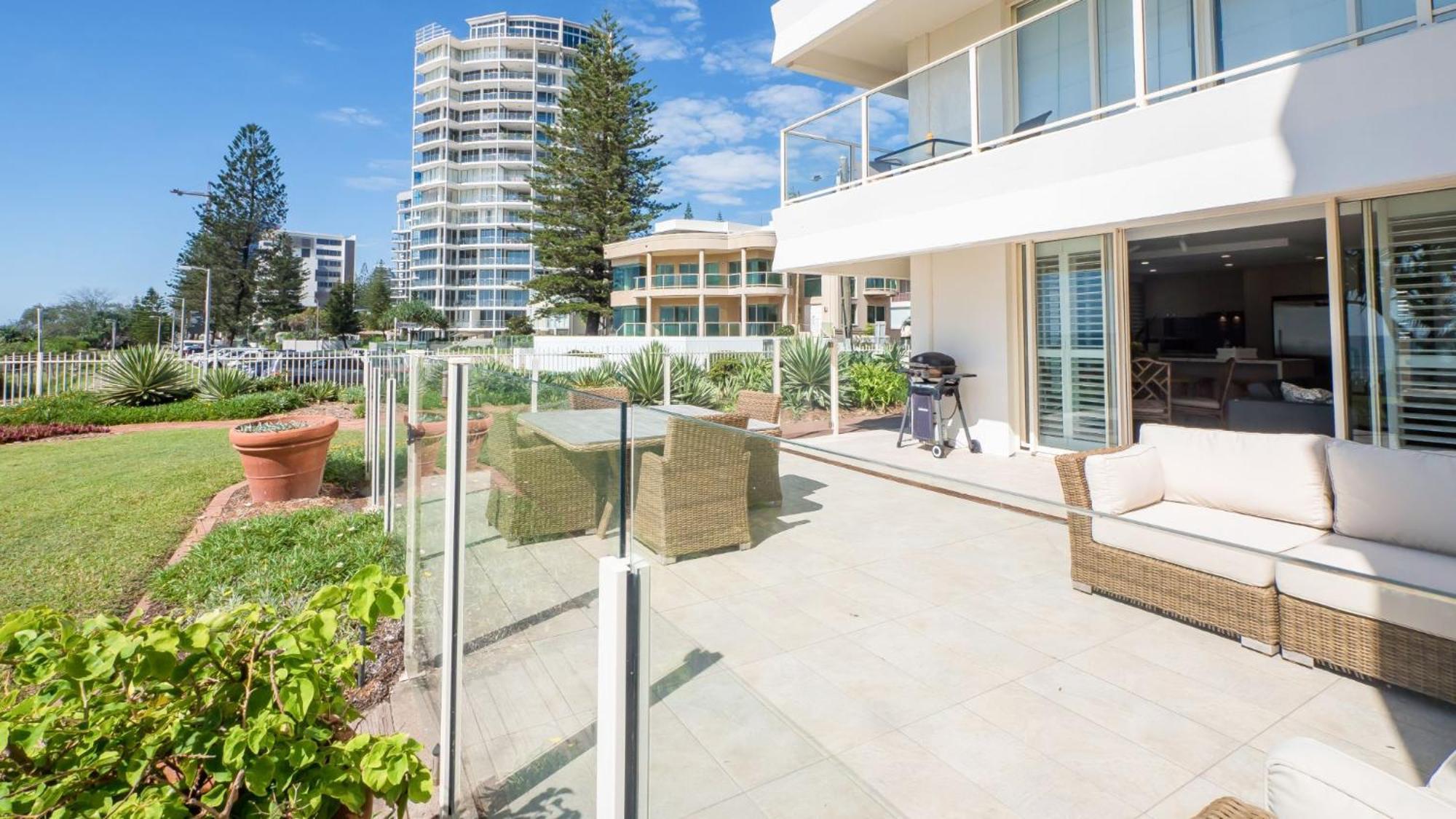 Viscount On The Beach Gold Coast Exterior photo